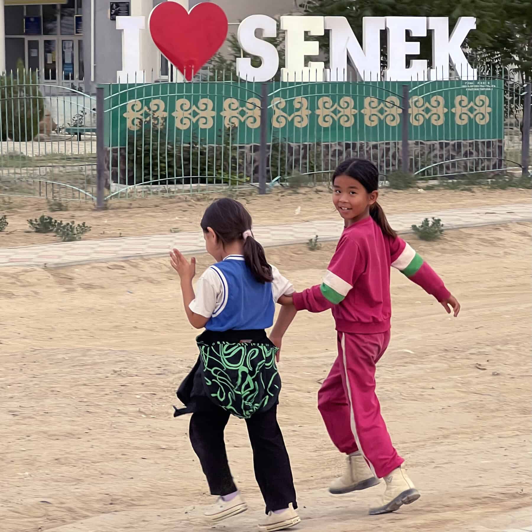 Bambine corrono per le strade di Senek.
