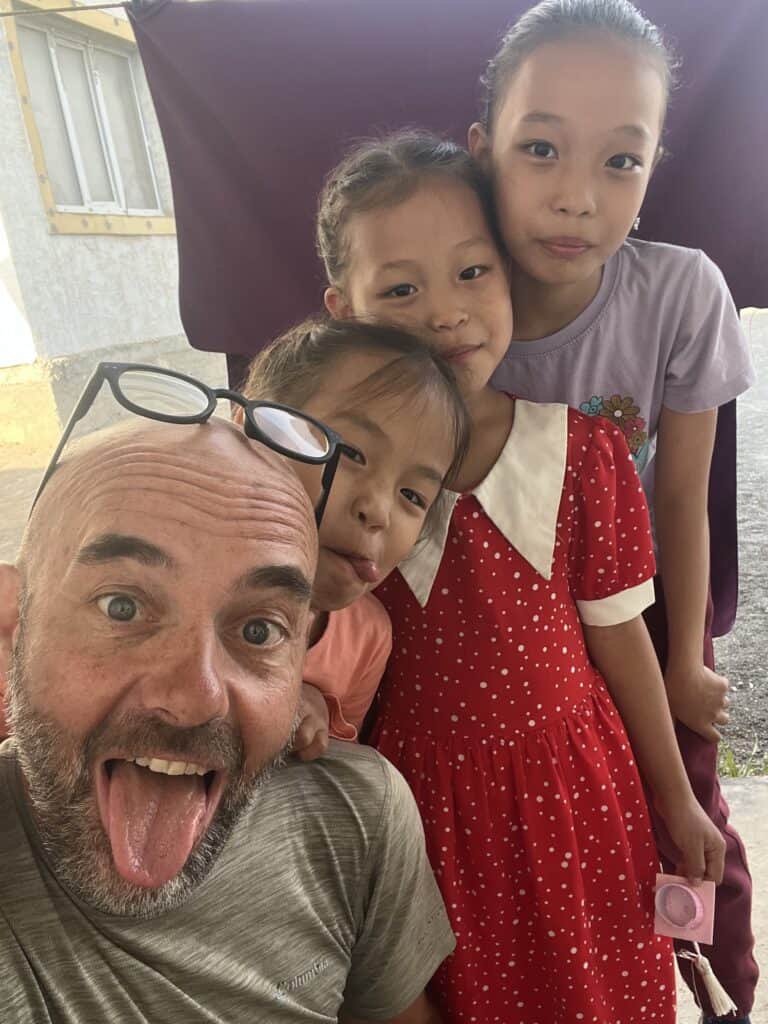 I bambini locali, sempre pronti a giocare.