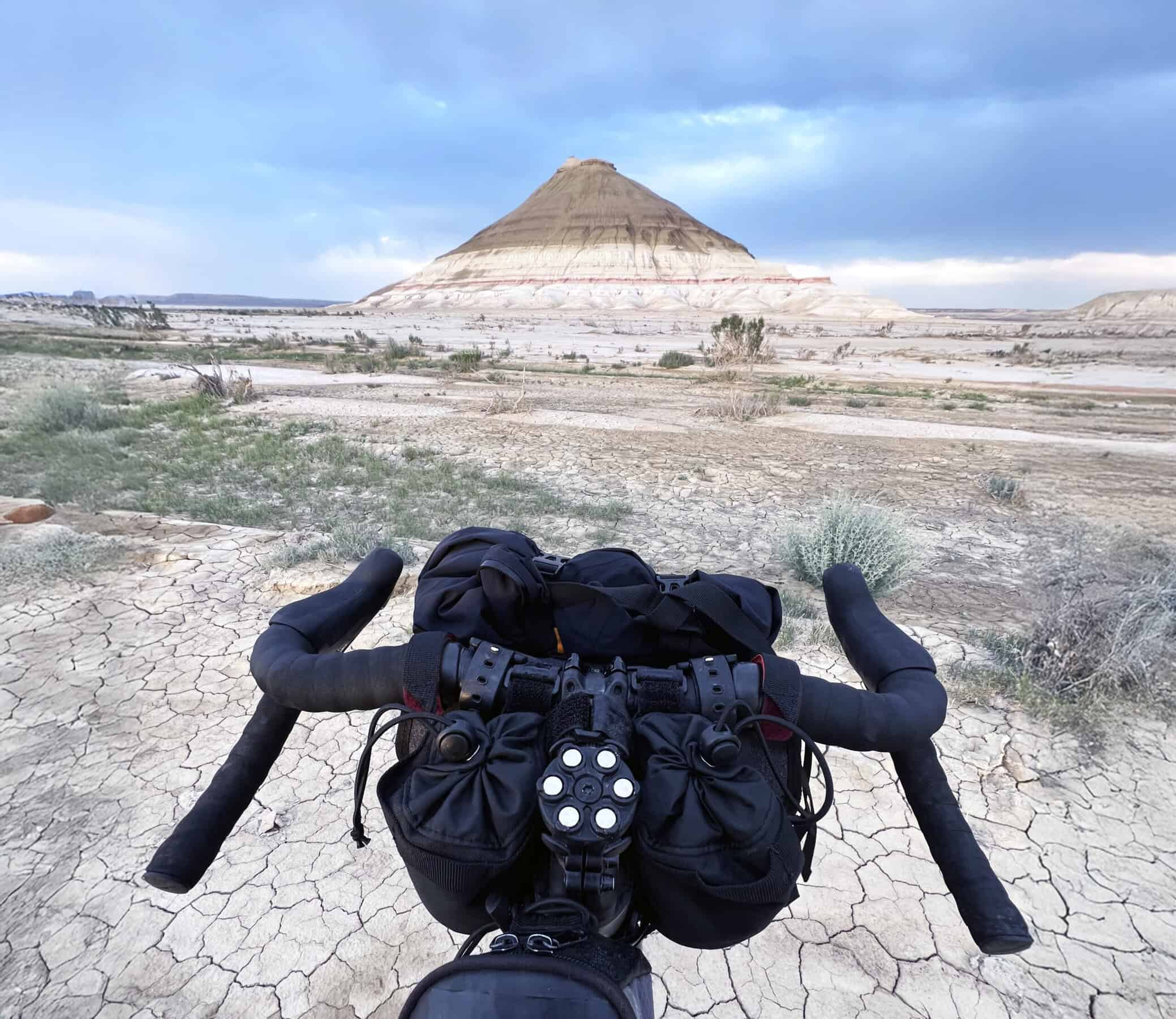 Bokty Mountain spunta dal deserto.