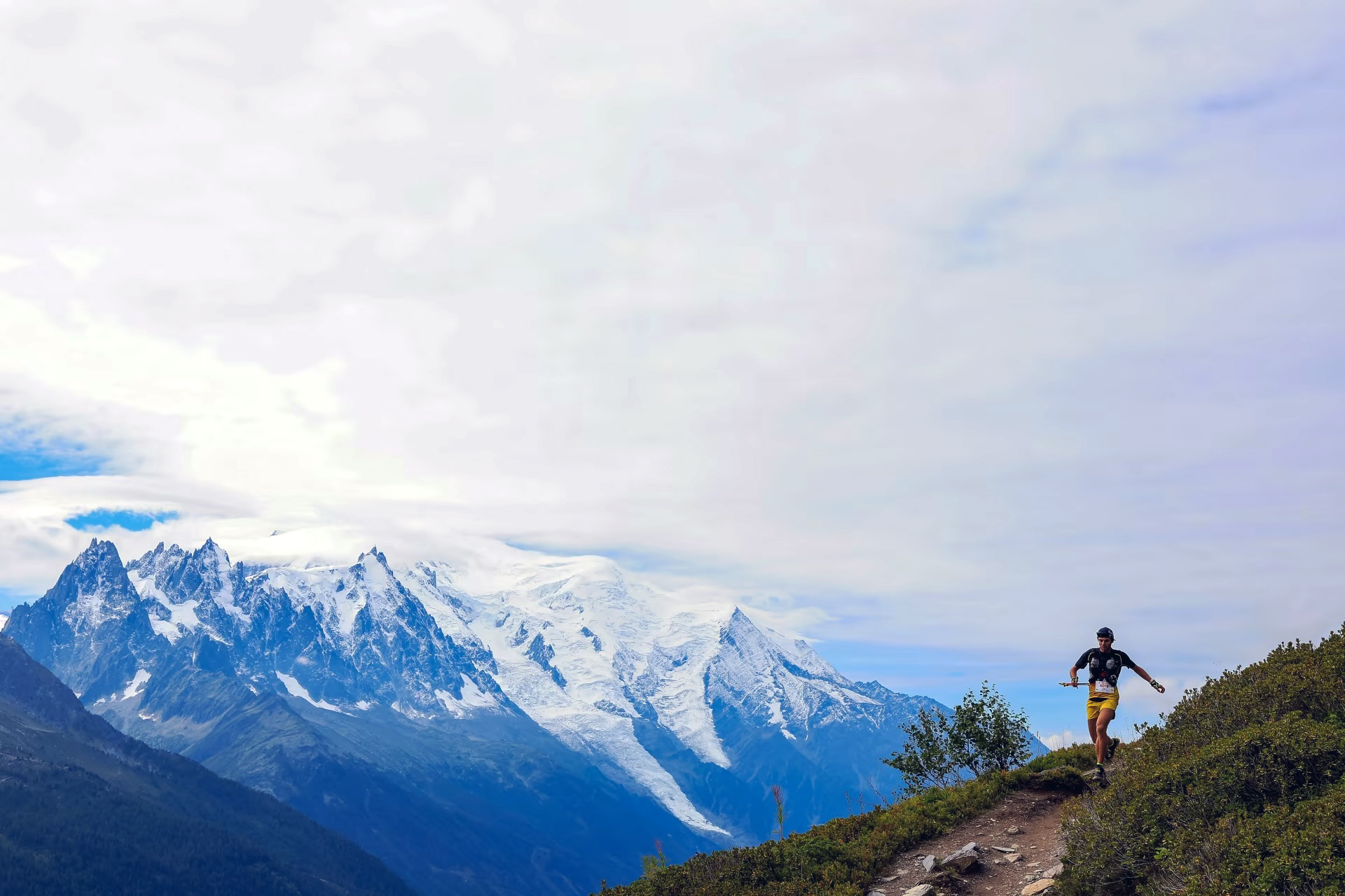 Un partecipante percorre un tratto panoramico del percorso, con il Monte Bianco sullo sfondo.