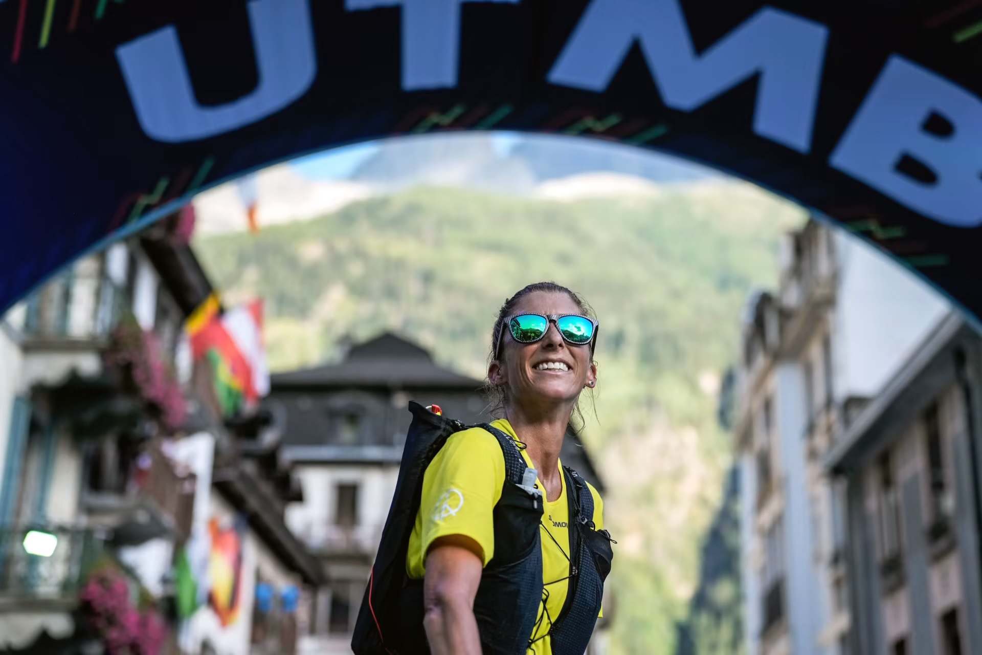 Courtney Dauwalter al traguardo di Chamonix, protagonista assoluta delle ultime edizioni UTMB.