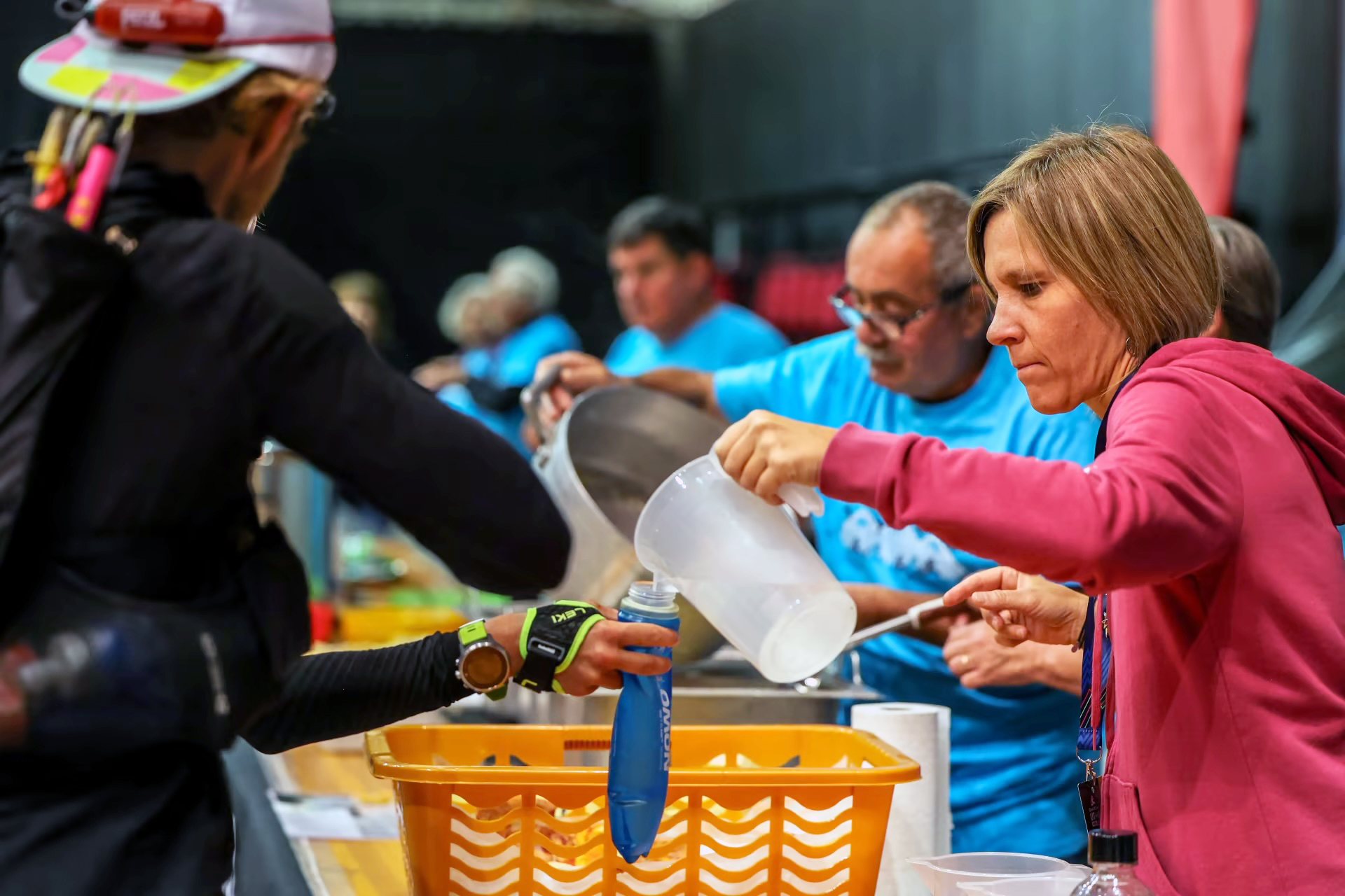 Volontari al lavoro in uno dei punti ristoro UTMB, elemento fondamentale dell’organizzazione dell’evento.