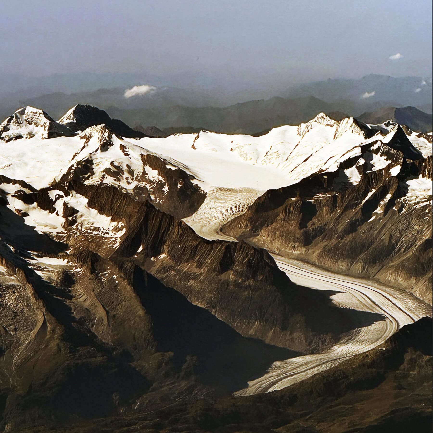 Ai lati della lingua di ghiaccio dell'Aletshchgletscher si notano i segni del calo di spessore.