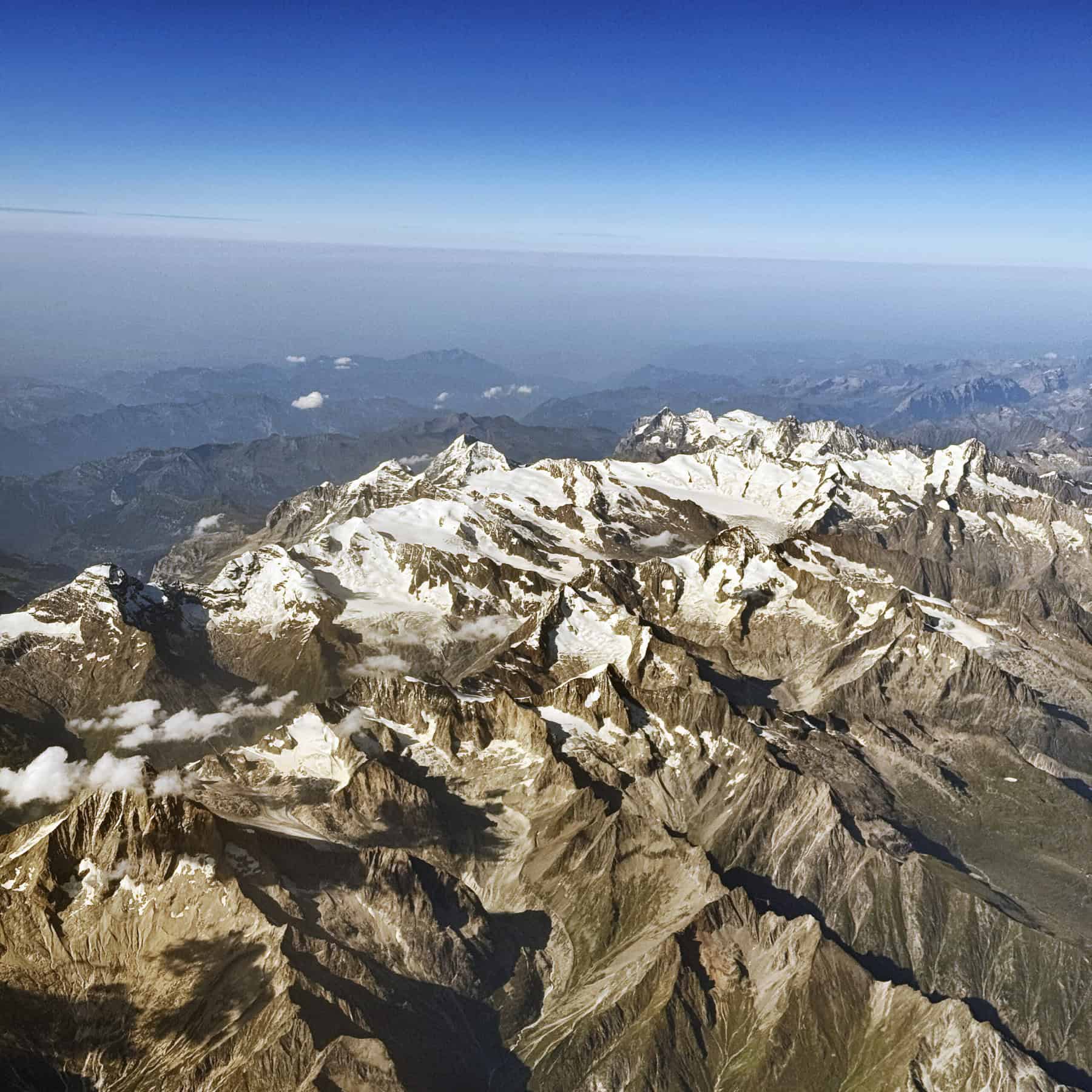 dove al centro legermente sulla sinistrta si notano Eiger e Mönch.