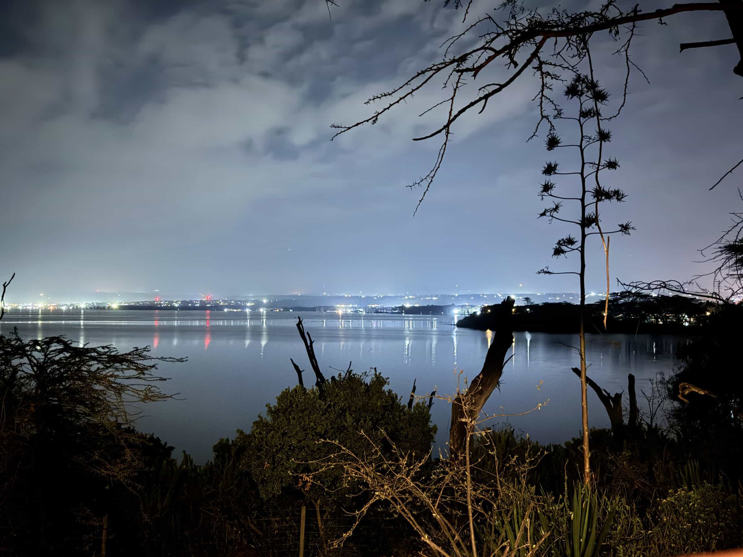Trascorrere la notte nei cottage è un privilegio raro: restare soli, circondati da ippopotami, zebre e uccelli, immersi nella pace assoluta.