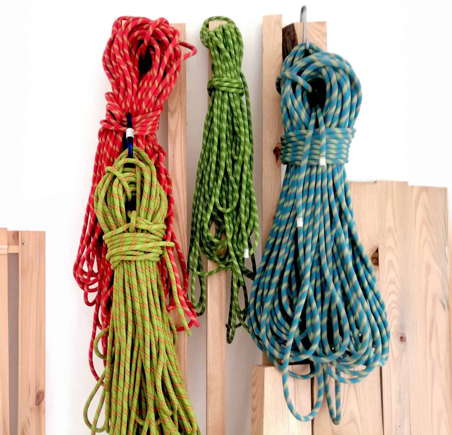 Corde da alpinismo di diversa lunghezza e spessore.
