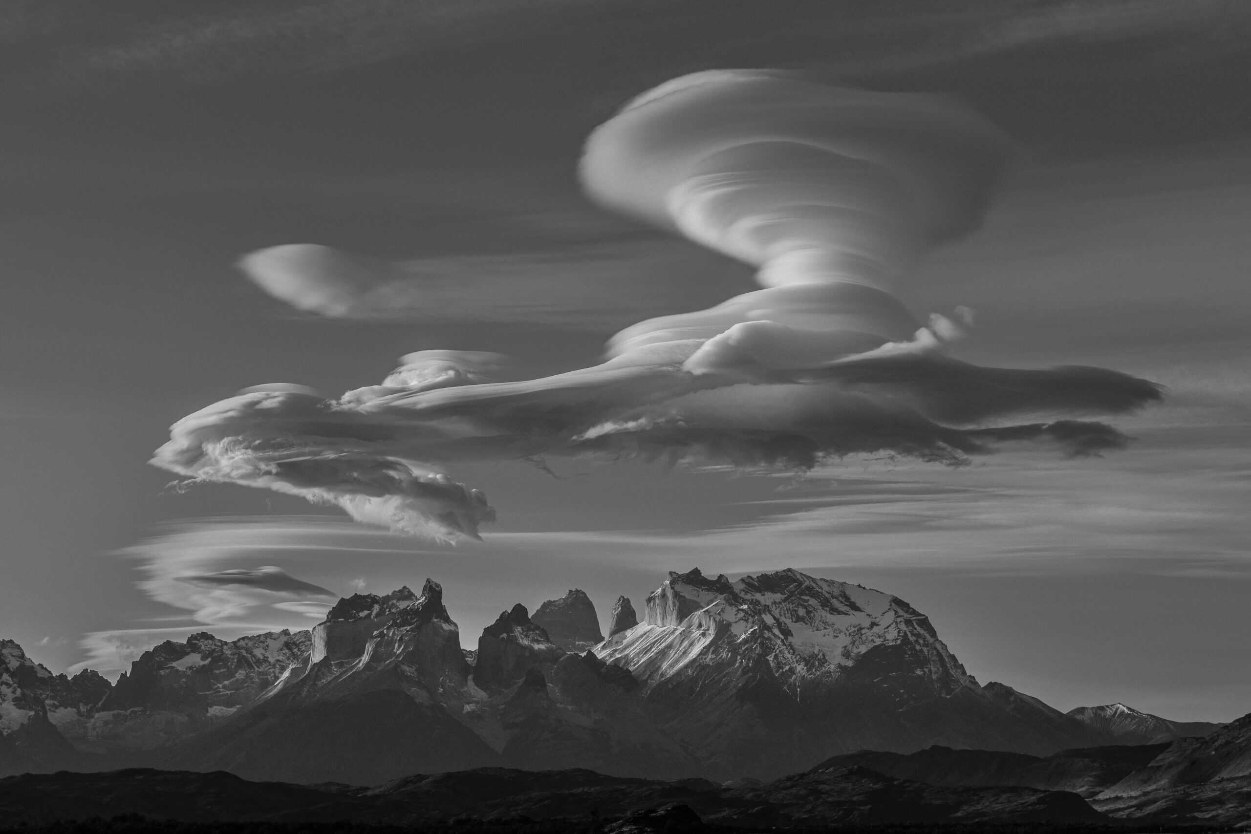 Nubi lenticolari sulle Torres del Paine in Cile. Foto di Marc Thunis su Unsplash