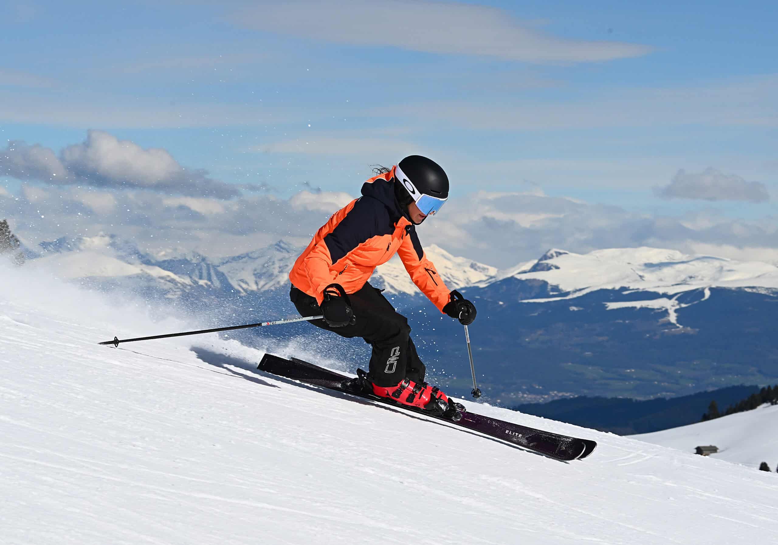 Durante il test del Dynastar Elite 9 in pista: lo sci si è mostrato agile e preciso nelle curve corte, offrendo una conduzione fluida e una risposta elastica anche su neve compatta.