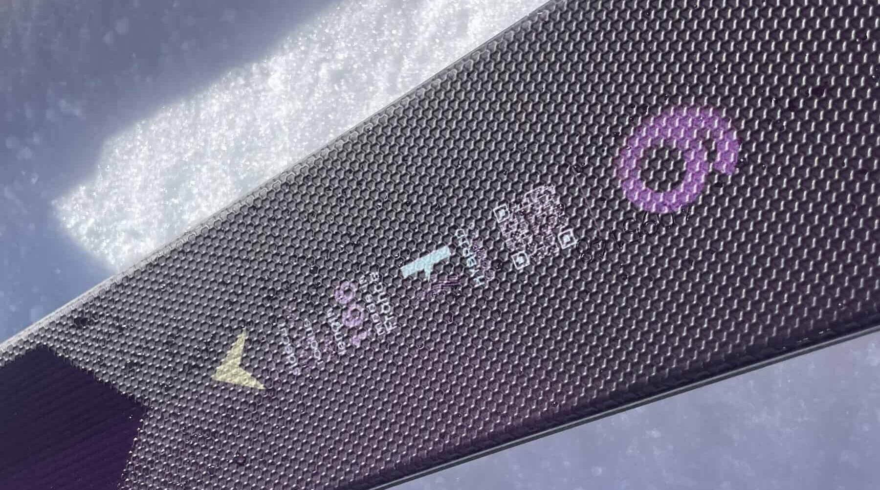 Particolare del top sheet del Dynastar Elite 9, in materiale ruvido, resistente al deterioramento.
