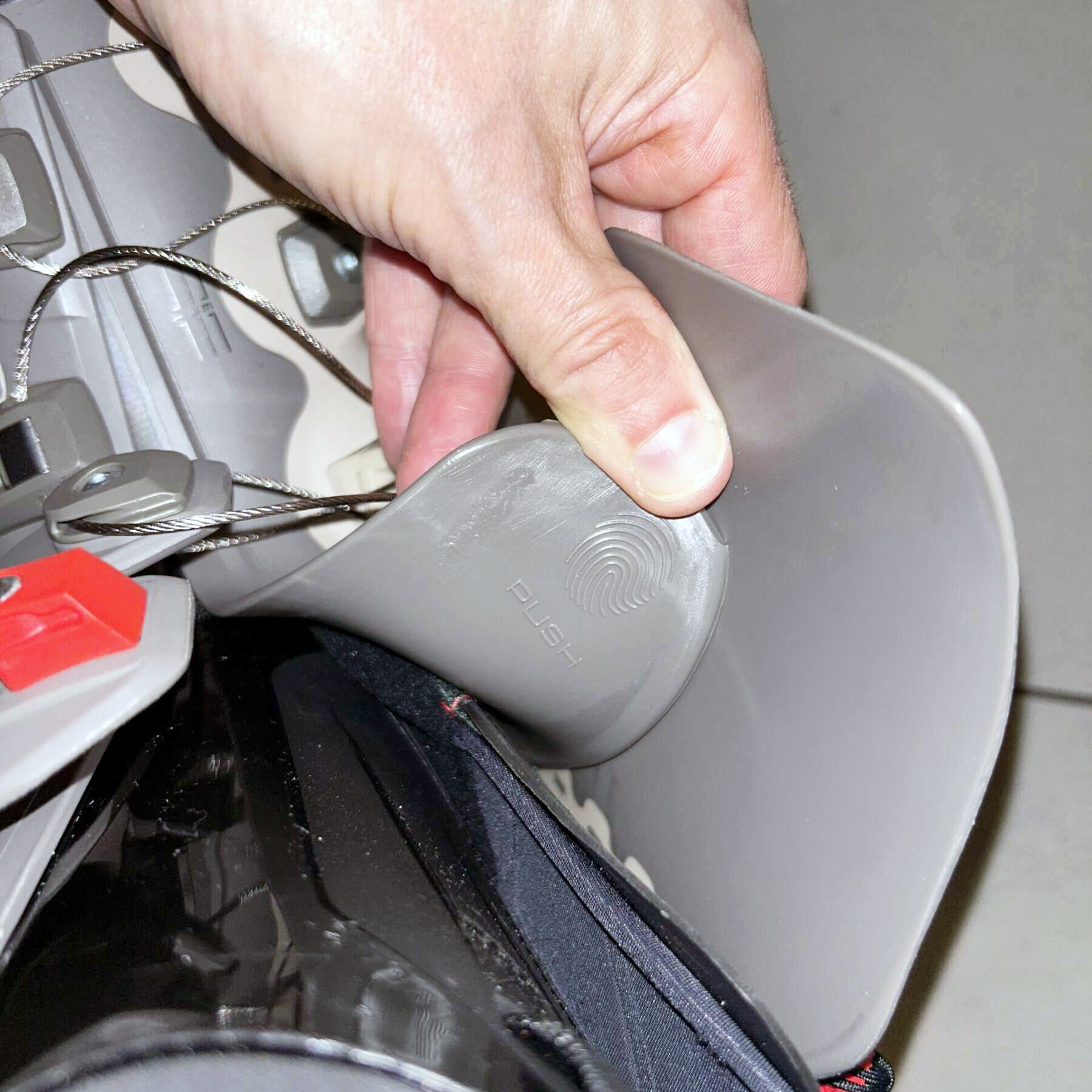 Dettaglio del sistema Quick Fit sul Dalbello Veloce Space 130: basta premere il punto “PUSH” per allentare la linguetta del gambetto e facilitare l’ingresso del piede.