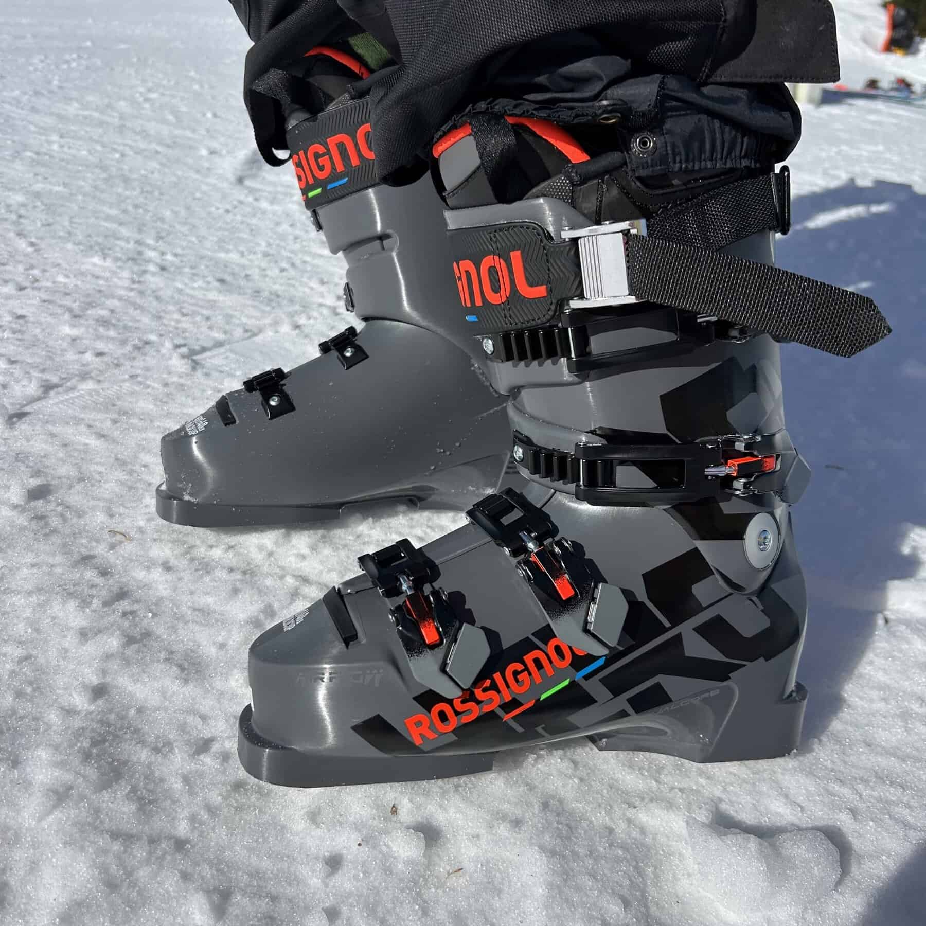 Grigio tecnico con elementi in rosso, F1 style.