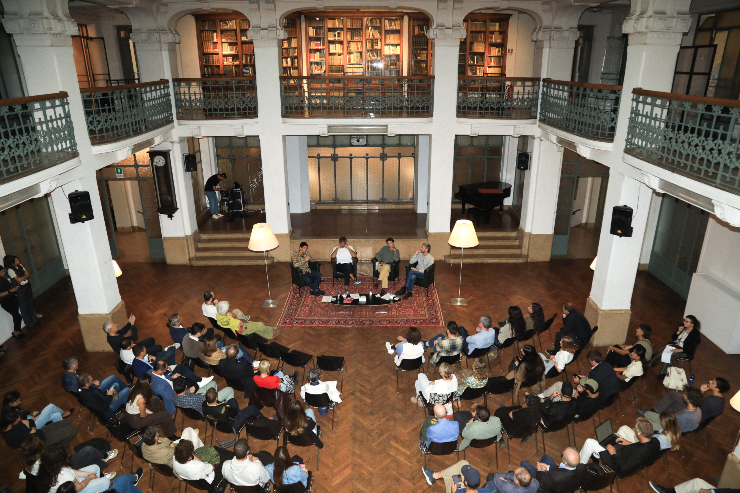 La sala gremita per il talk inaugurale, nella suggestiva cornice della biblioteca milanese.