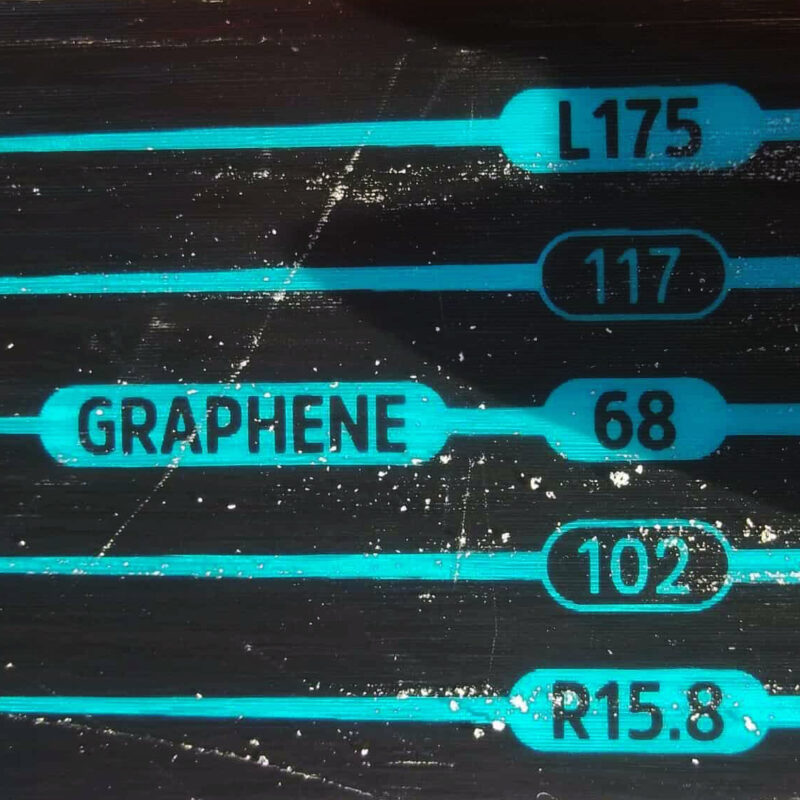 I dati tecnici del modello impressi in coda, e il richiamo al Graphene, componente pregiata.