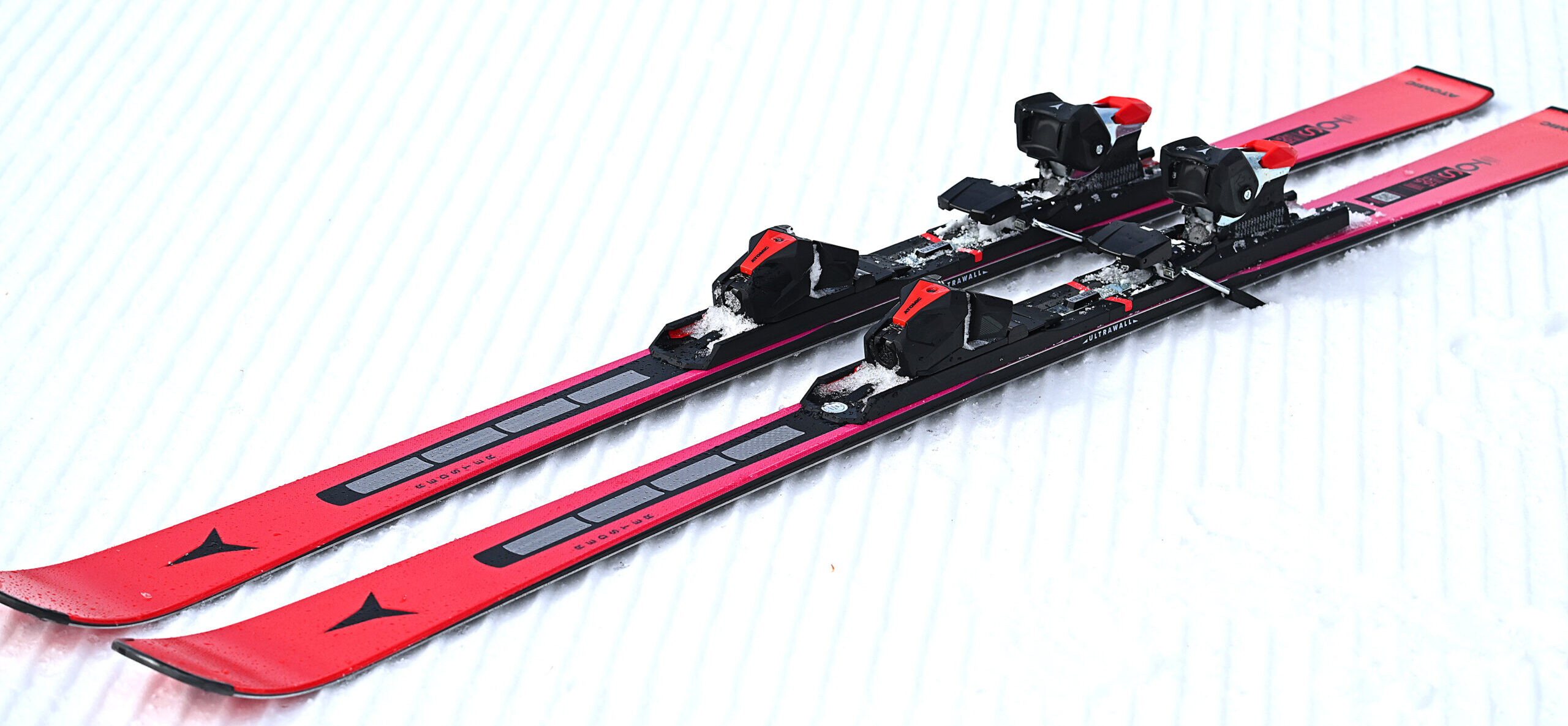 Atomic Redster s): Il bel contrasto del rosso Atomic sulla neve.