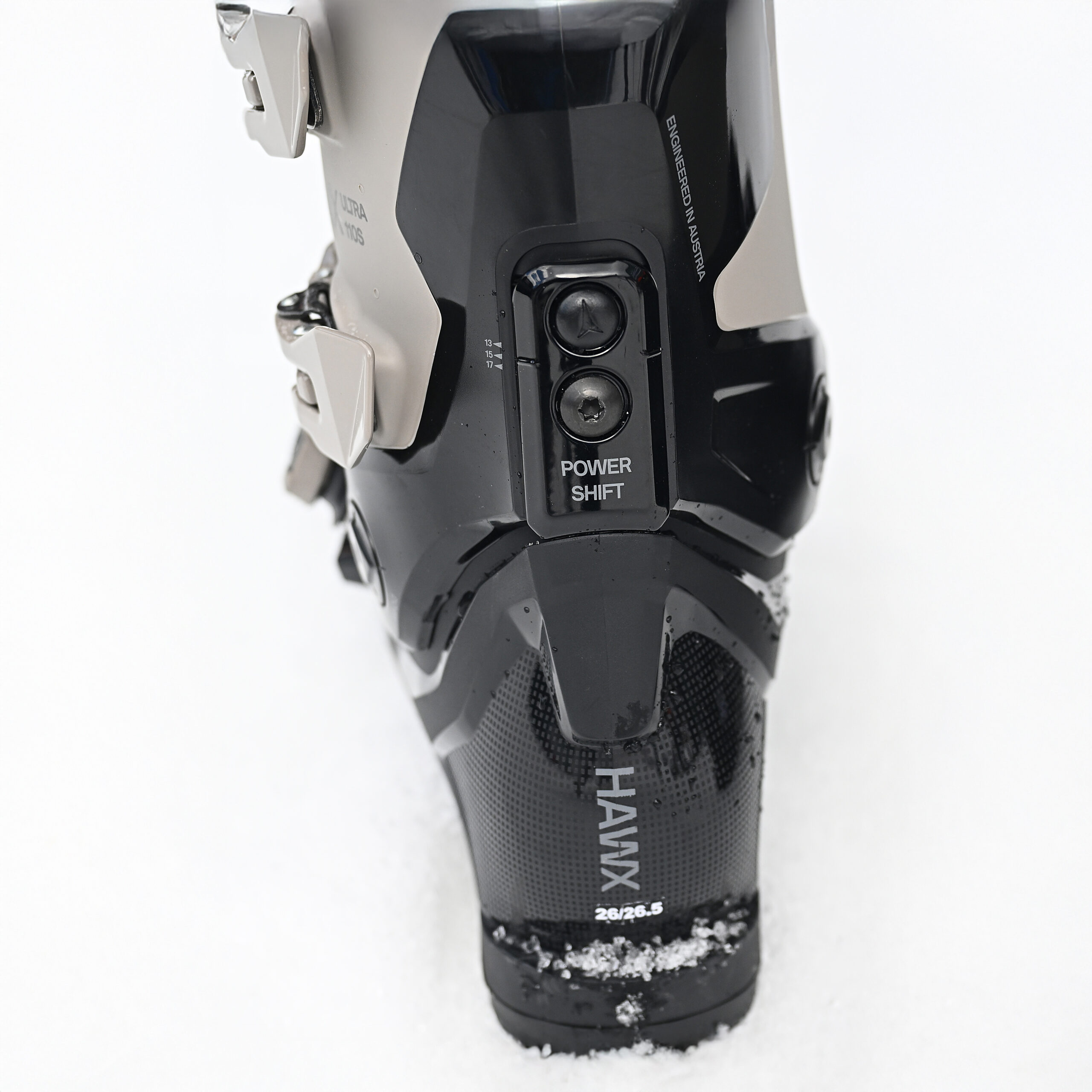 Il sistema Power Shift dell’Atomic Hawx Ultra 110 S permette di regolare inclinazione e flex, adattando lo scarpone allo stile dello sciatore.
