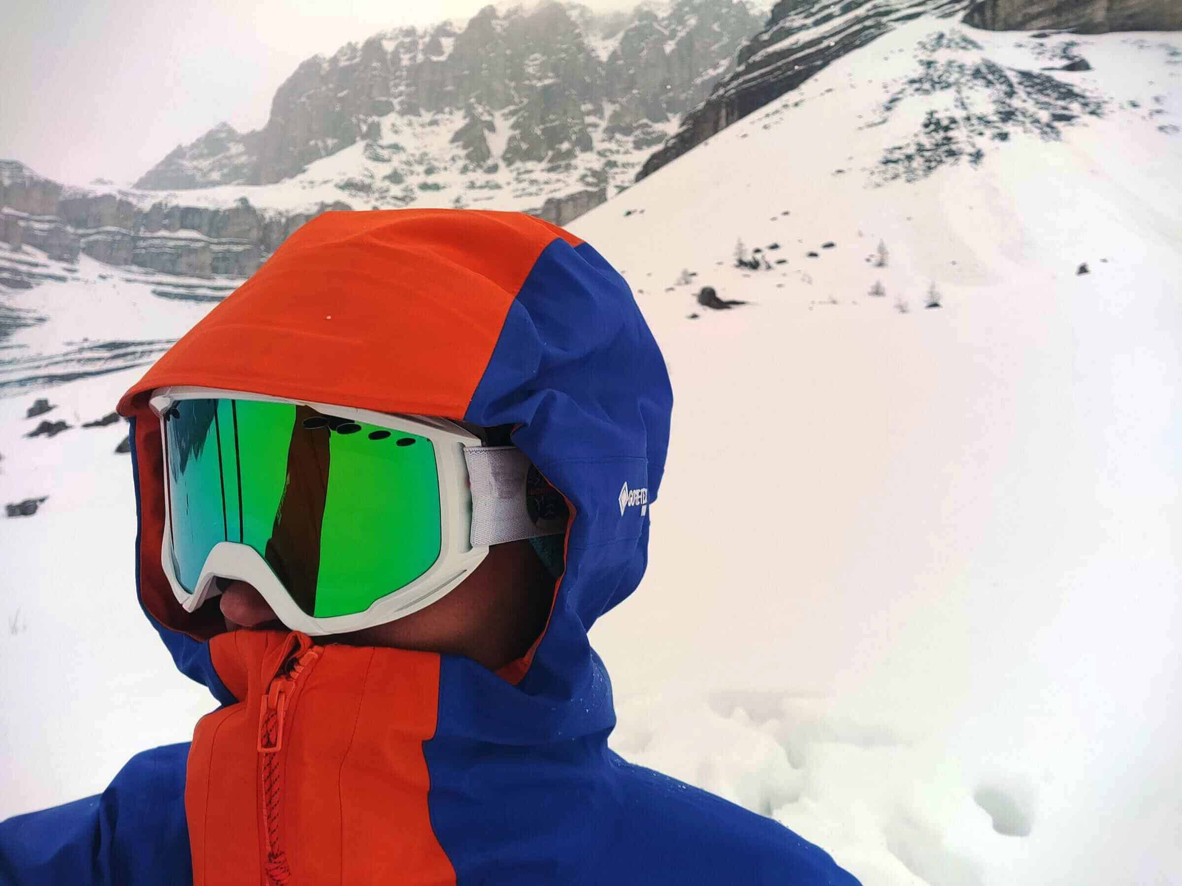 Cappuccio super protettivo, anatomico, per resistere alle bufere più furiose.