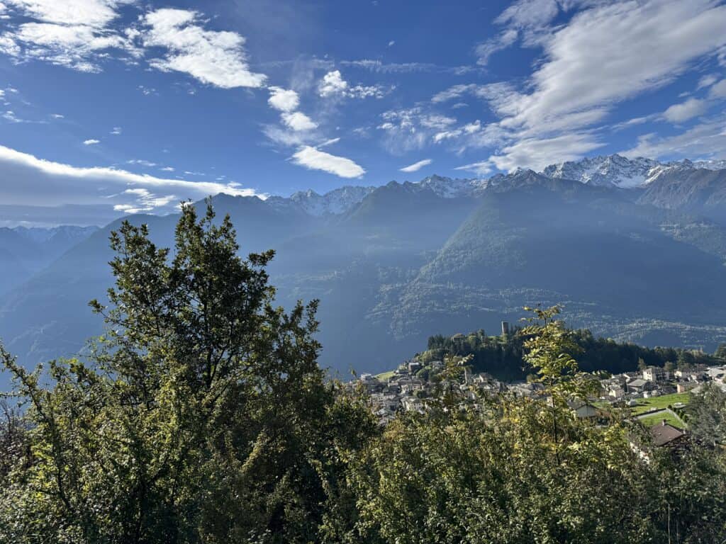 Sguardo verso sud, le creste delle Alpi Orobie.