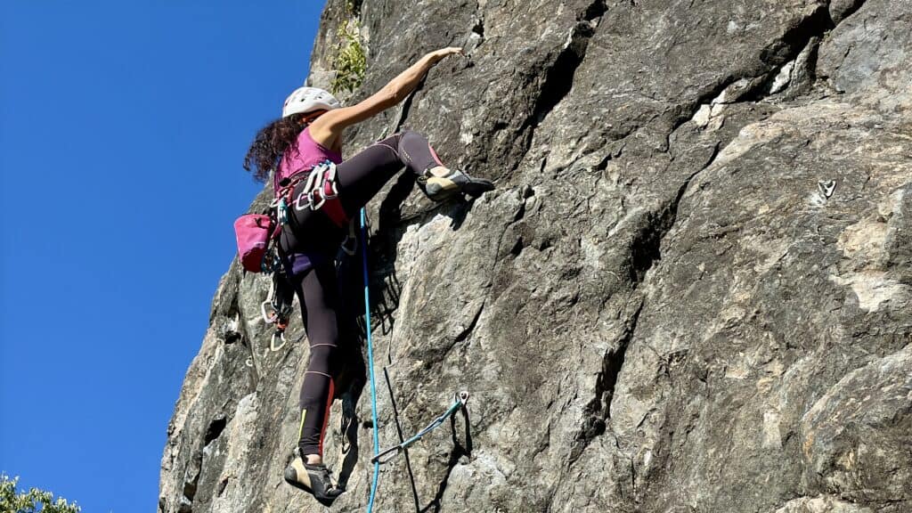 Lungo una via della falesia di Castelvetro, frazione di Teglio.