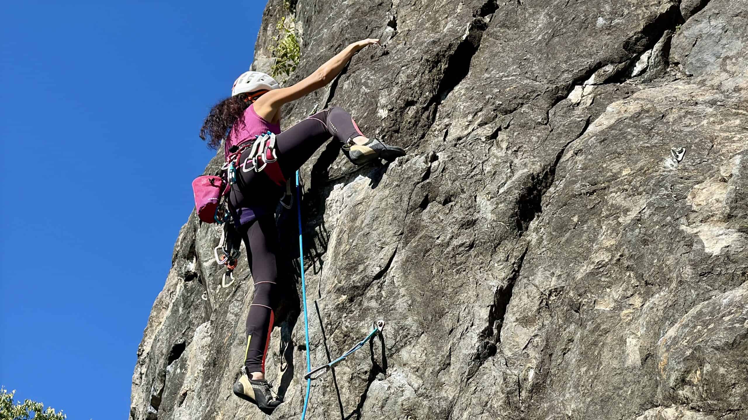 Lungo una via della falesia di Castelvetro, frazione di Teglio.