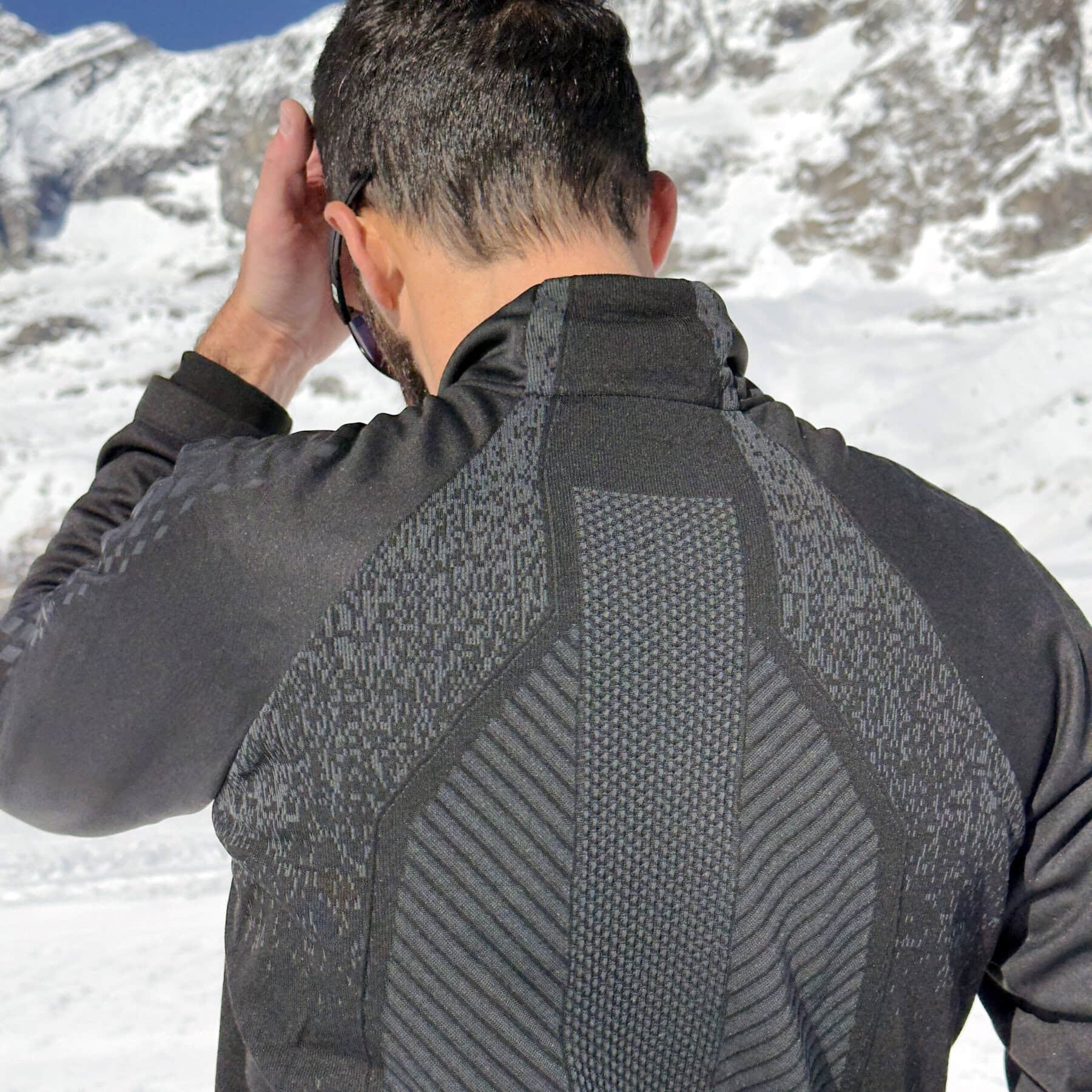 Costruzione "body mapping", con spessori e trame differenziate.