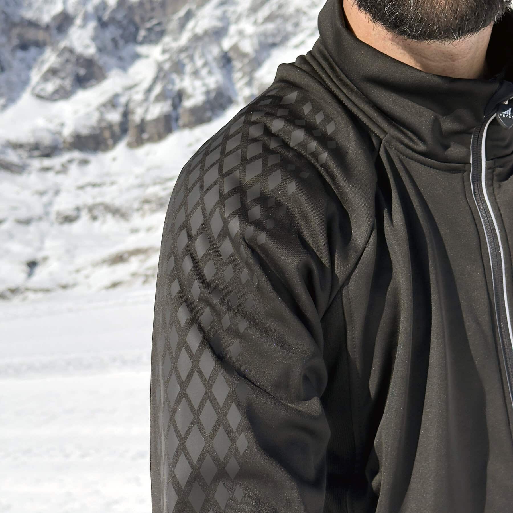 Particolare della manica raglan, tutt'uno con spalla e collo.