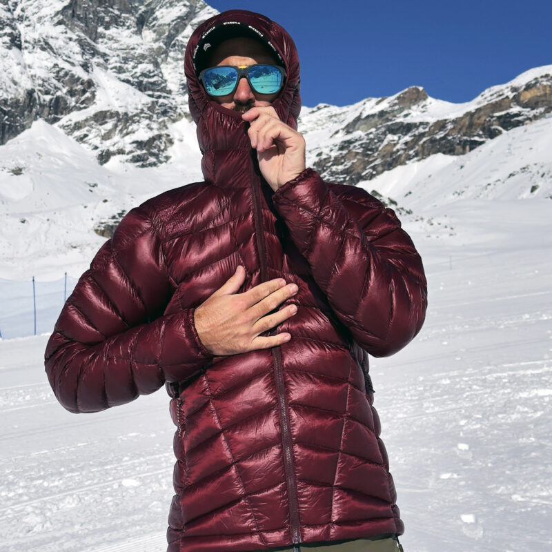 Isolamento completo, con cappuccio e zip al naso.