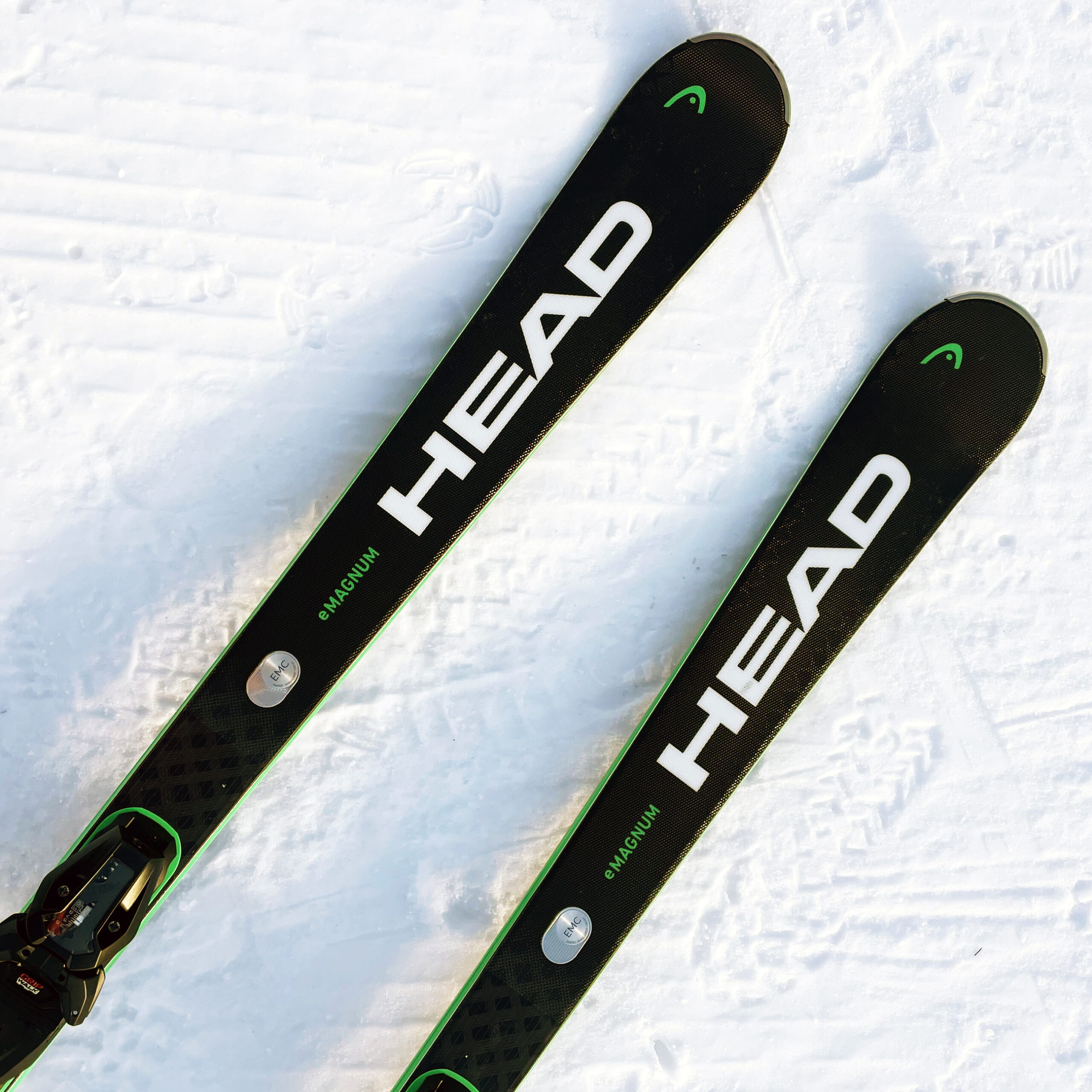 Head Supershape e-Magnum sci da pista di livello intermedio.
