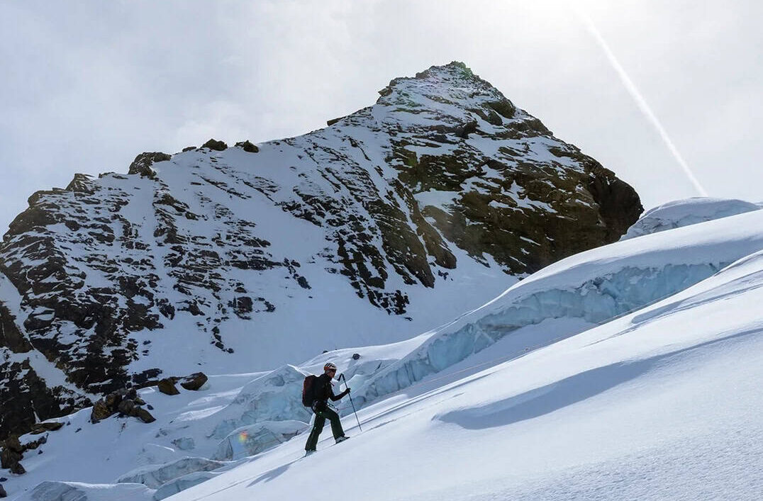 Deuter accompagna gli scialpinisti nelle loro inprese.