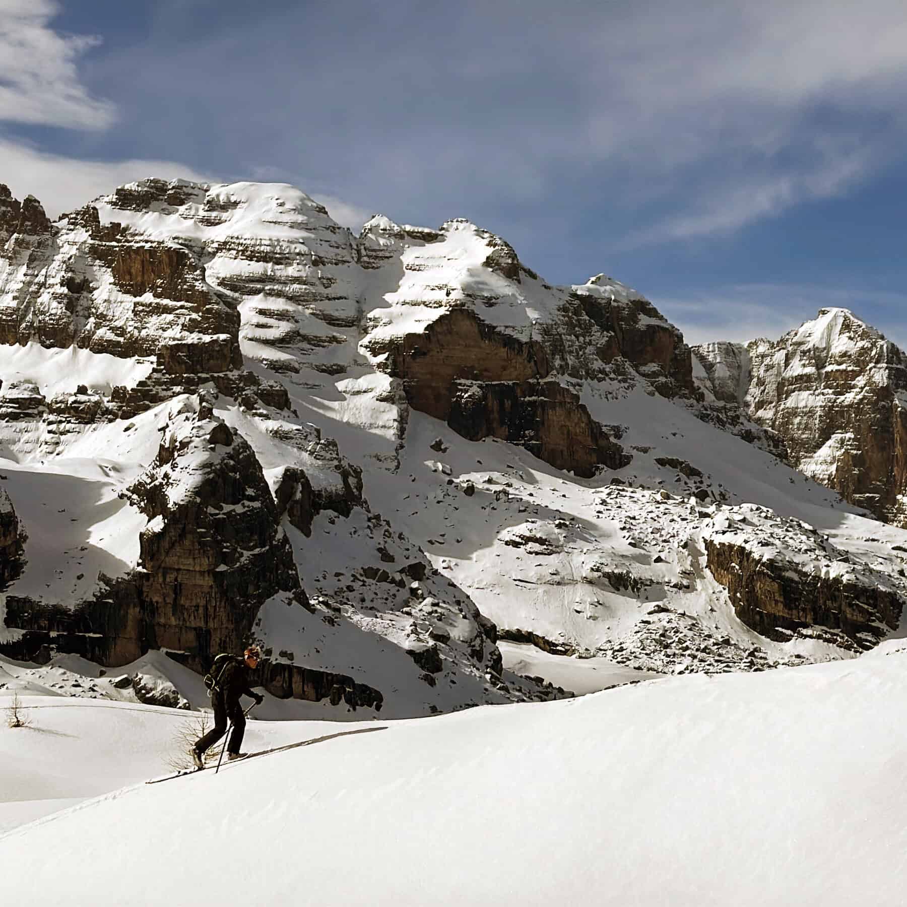 In salita sullo sfondo delle Dolomiti di Brenta.