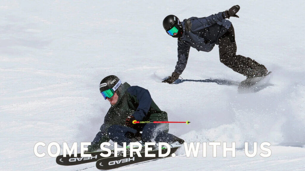 Sciatori in competizione sulla neve, abbigliamento tecnico e attrezzatura da sci professionale.