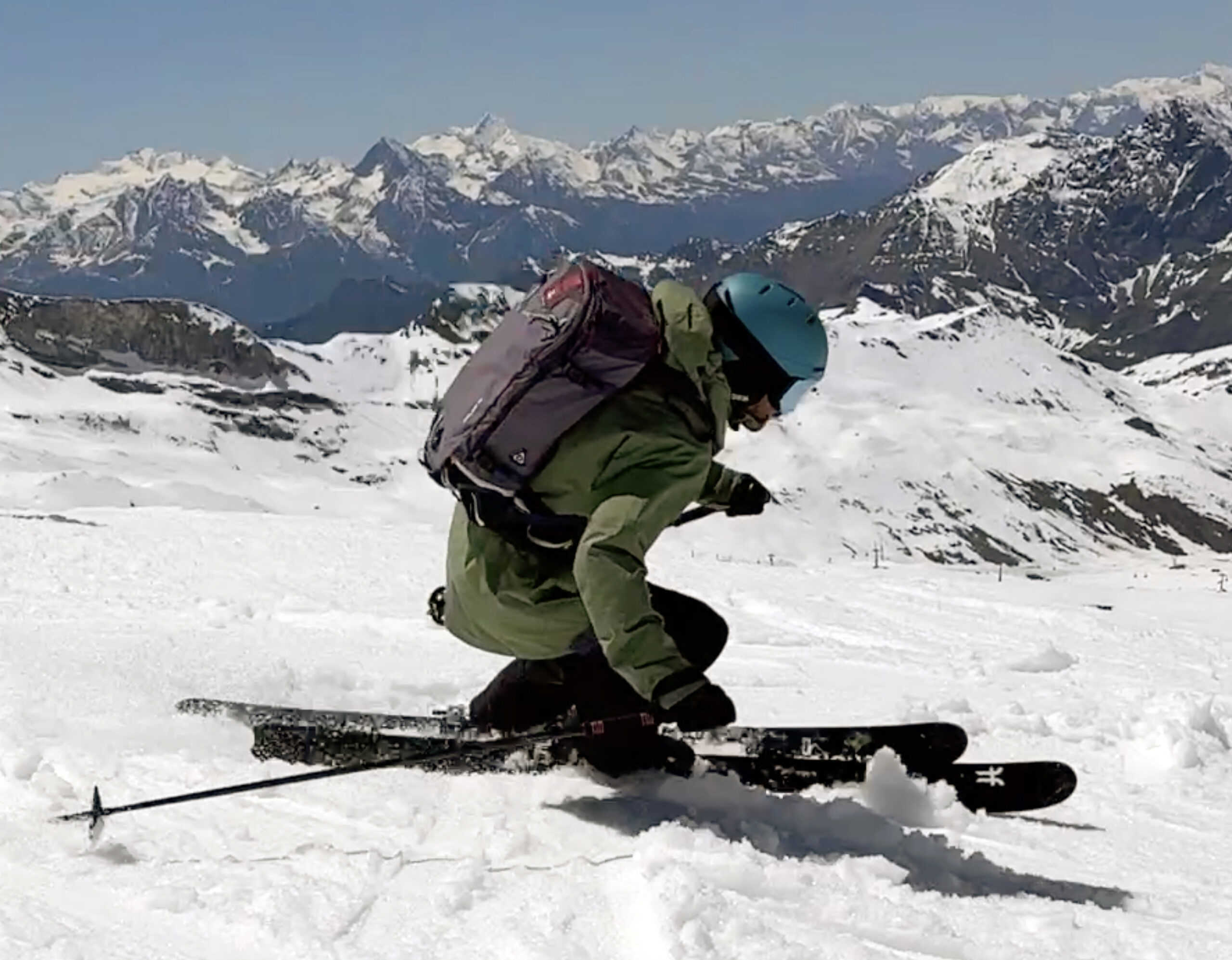 Assetto freeride con lo zaino sulla schiena: il back protector traforato garantisce ventilazione.