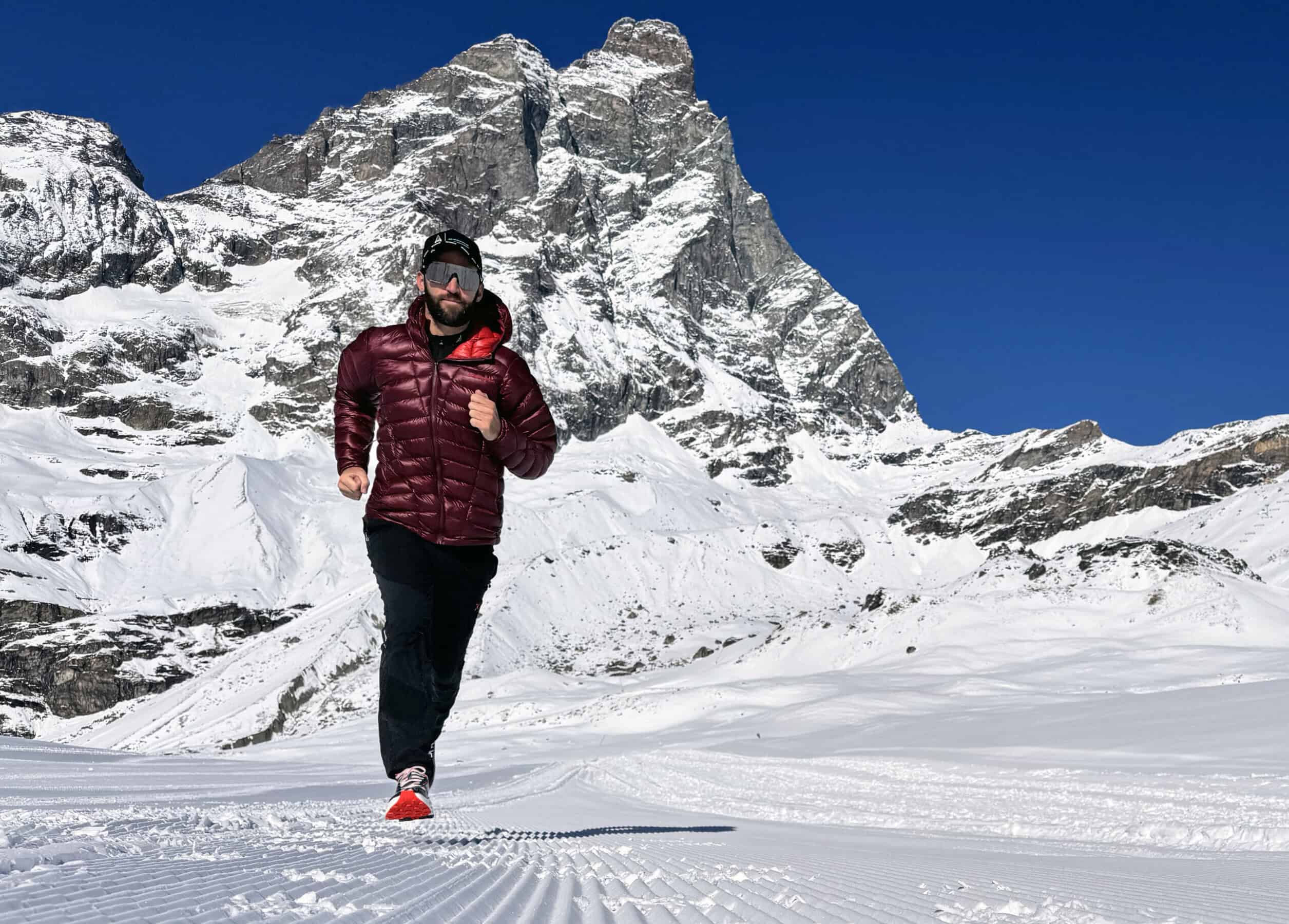 Trail running invernale, sullo sfondo del Cervino.