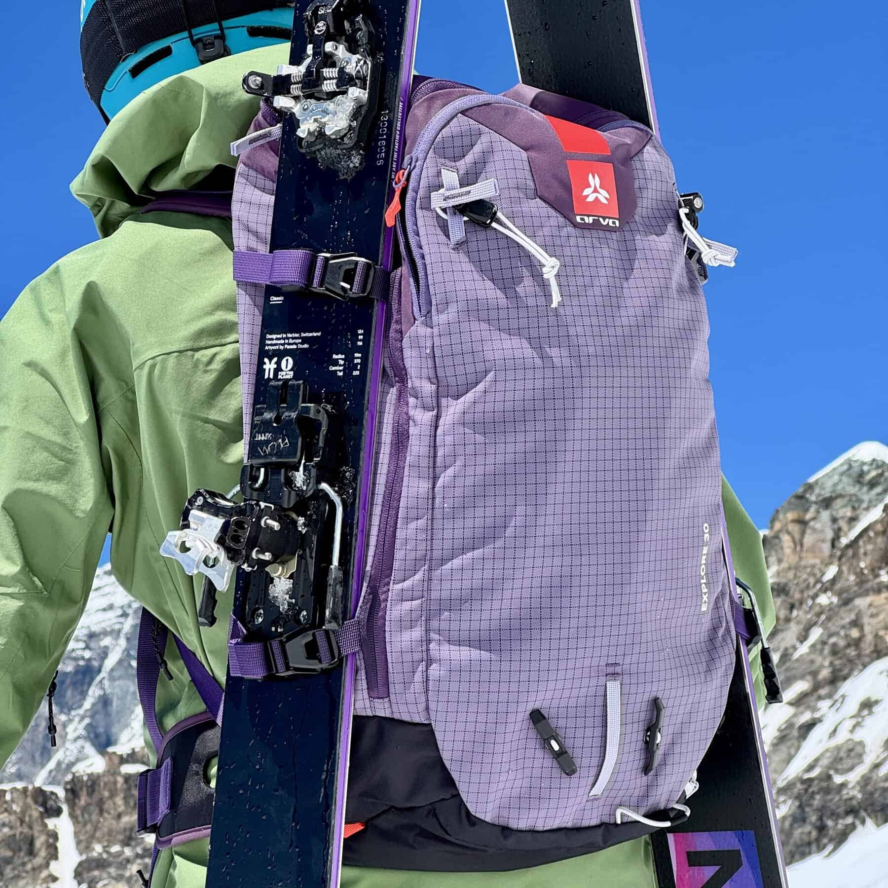 Lo zaino Arva Explore 30 consente il trasporto con sci laterali separati, o in diagonale con sci appaiati.