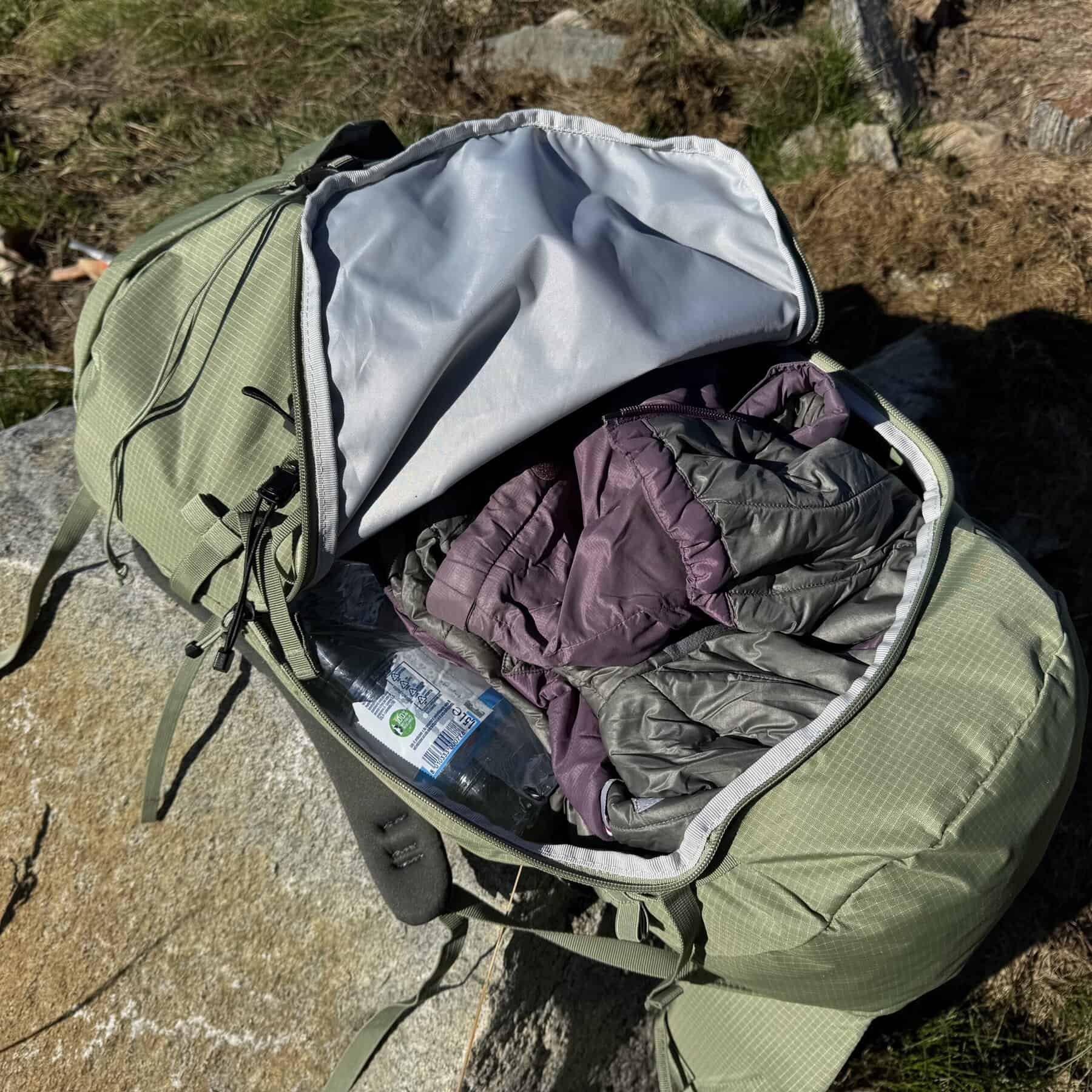 Deuter Guide 34+6 dettaglio dell'apertura a cerniera