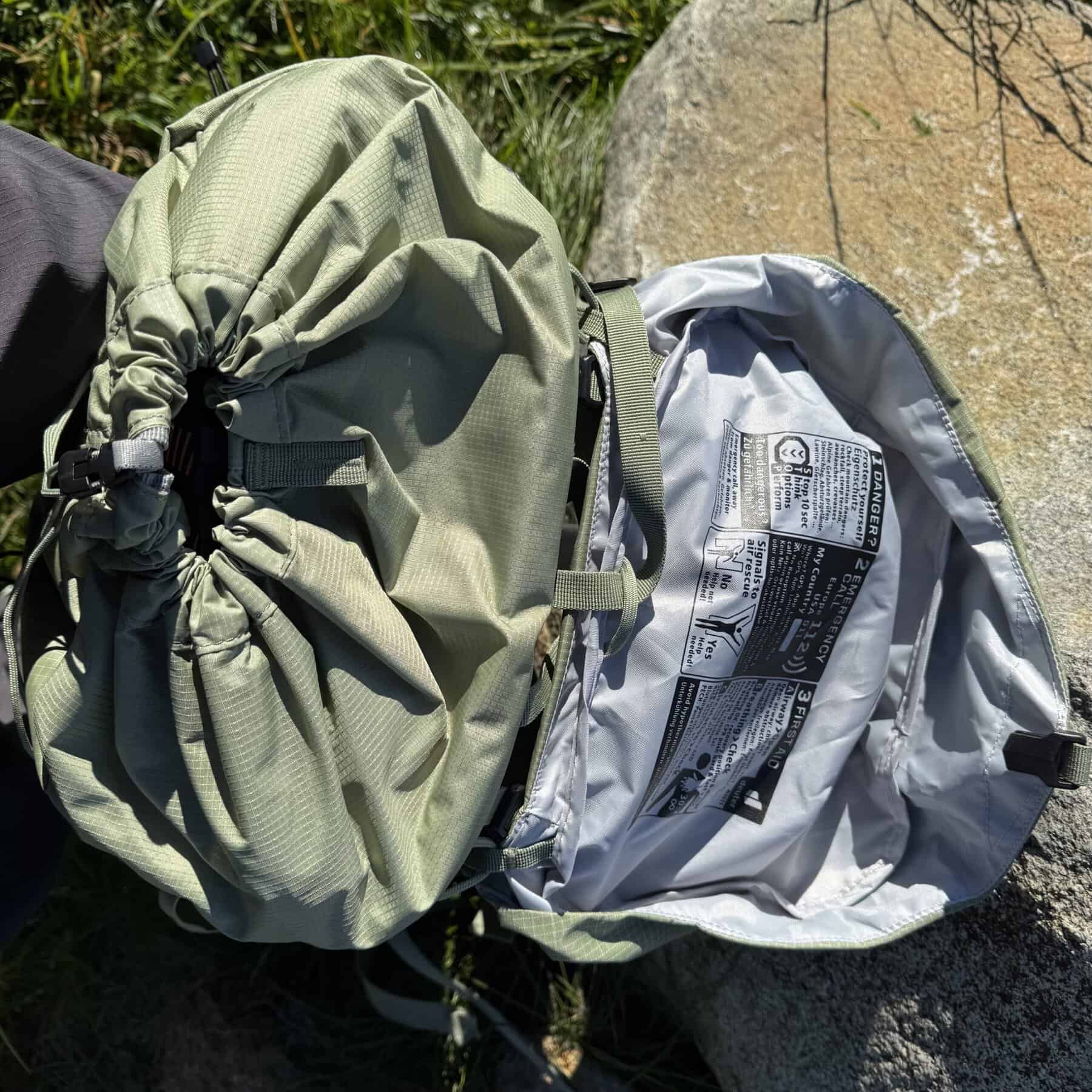 Deuter Guide 34+6 dettaglio della chiusura superiore