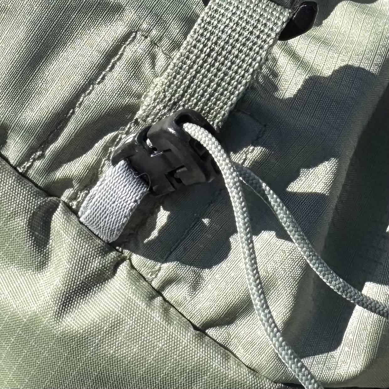 Deuter Guide 34+6 dettaglio della clip a molla della chiusura superiore