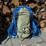 Deuter Guide 34+6 con la corda d'arrampicata legata sulla parte superiore