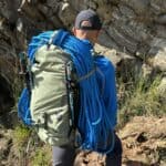 Deuter Guide 34+6 in azione con la corda d'arrampicata