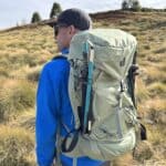 Deuter Guide 34+6 con i bastoncini caricati lateralmente