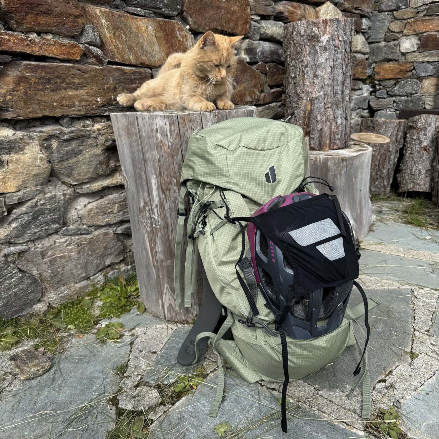 Deuter Guide 34+6 con il casco agganciato