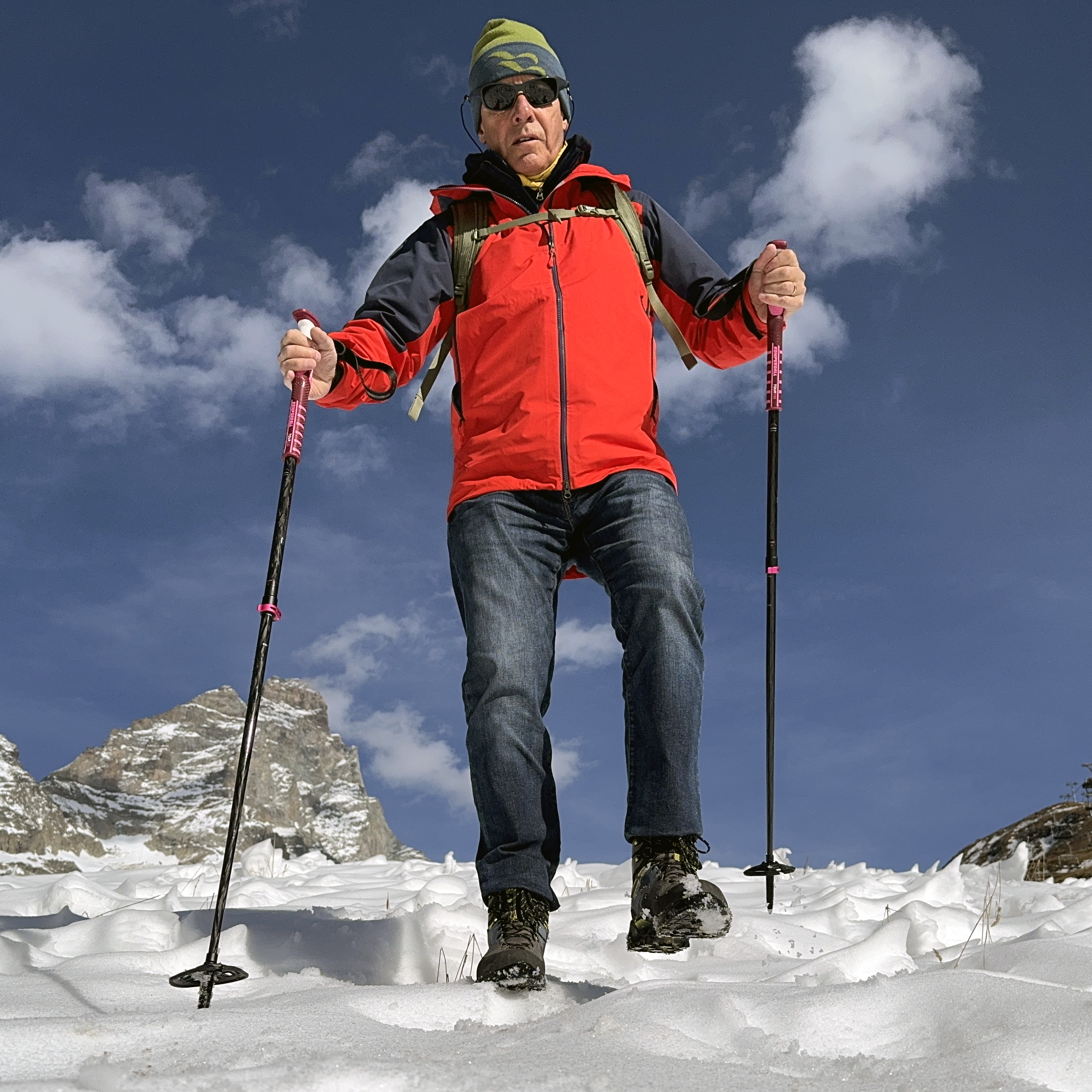 Garmont Akron Mid su terreno innevato.