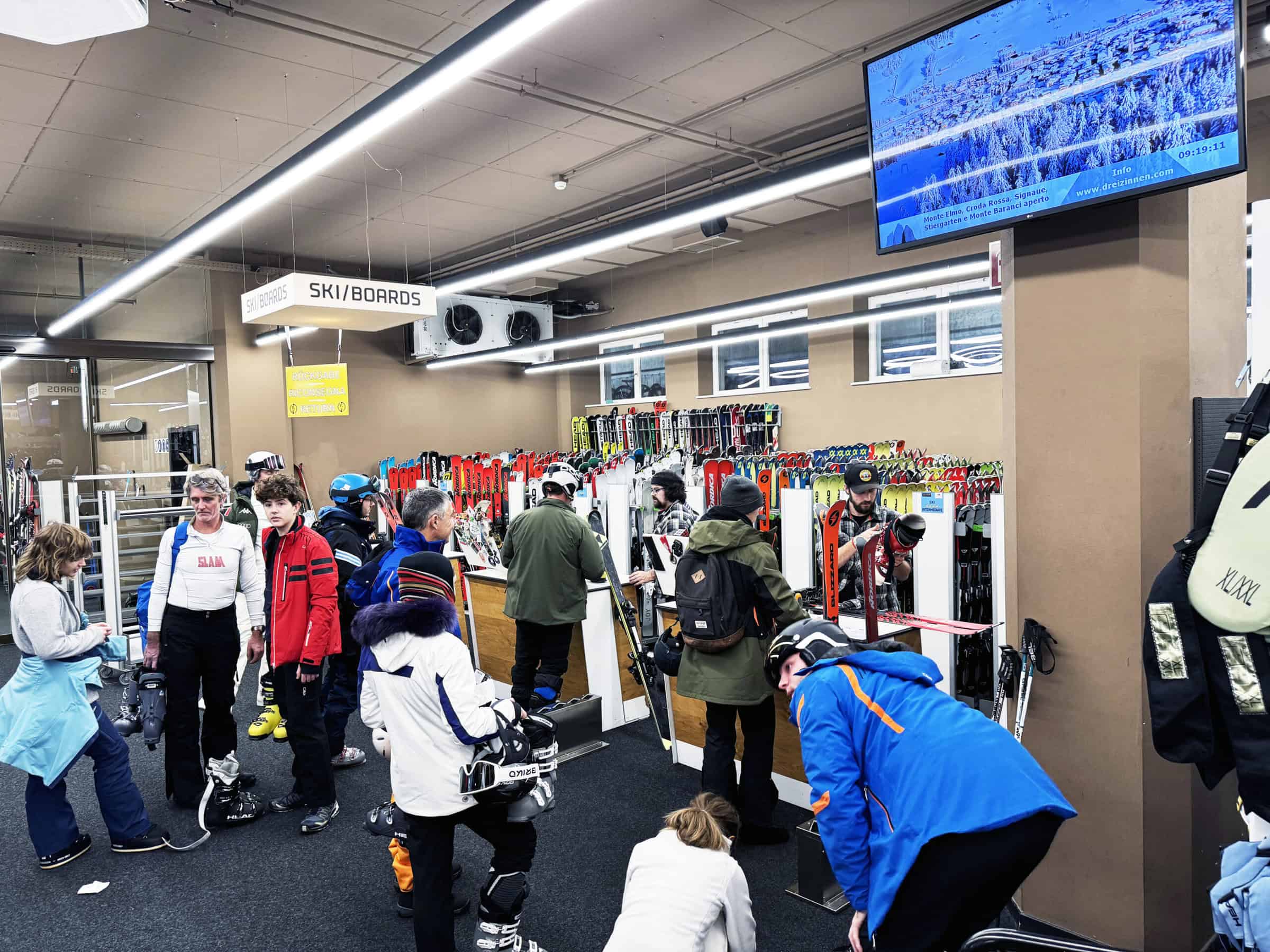 Interno di un noleggio sci moderno. Ph: Outdoortest.it 