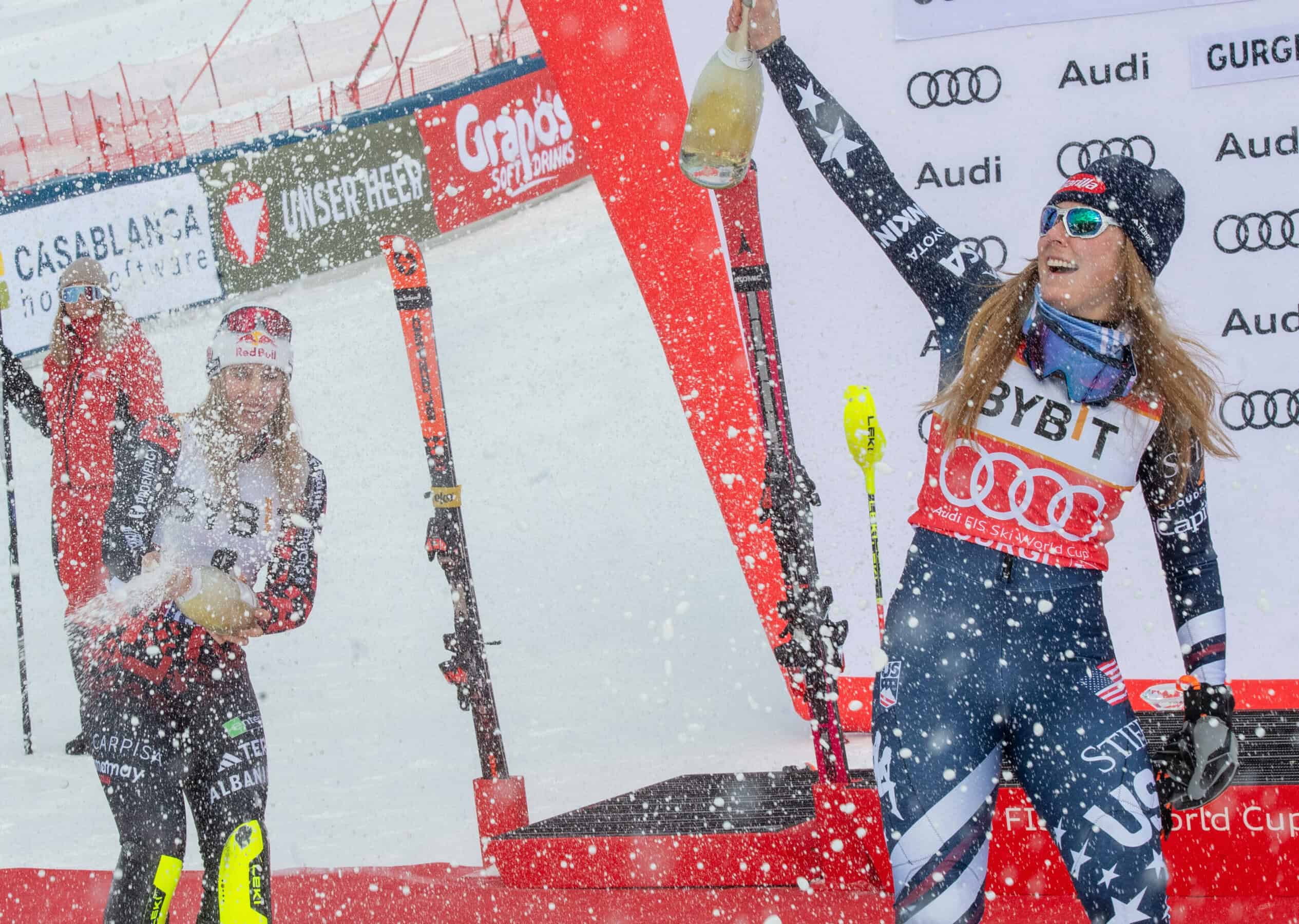 In primo piano la star Shiffrin vincente, ma Lara Colturi è la sua ombra. Ph: Redbull.