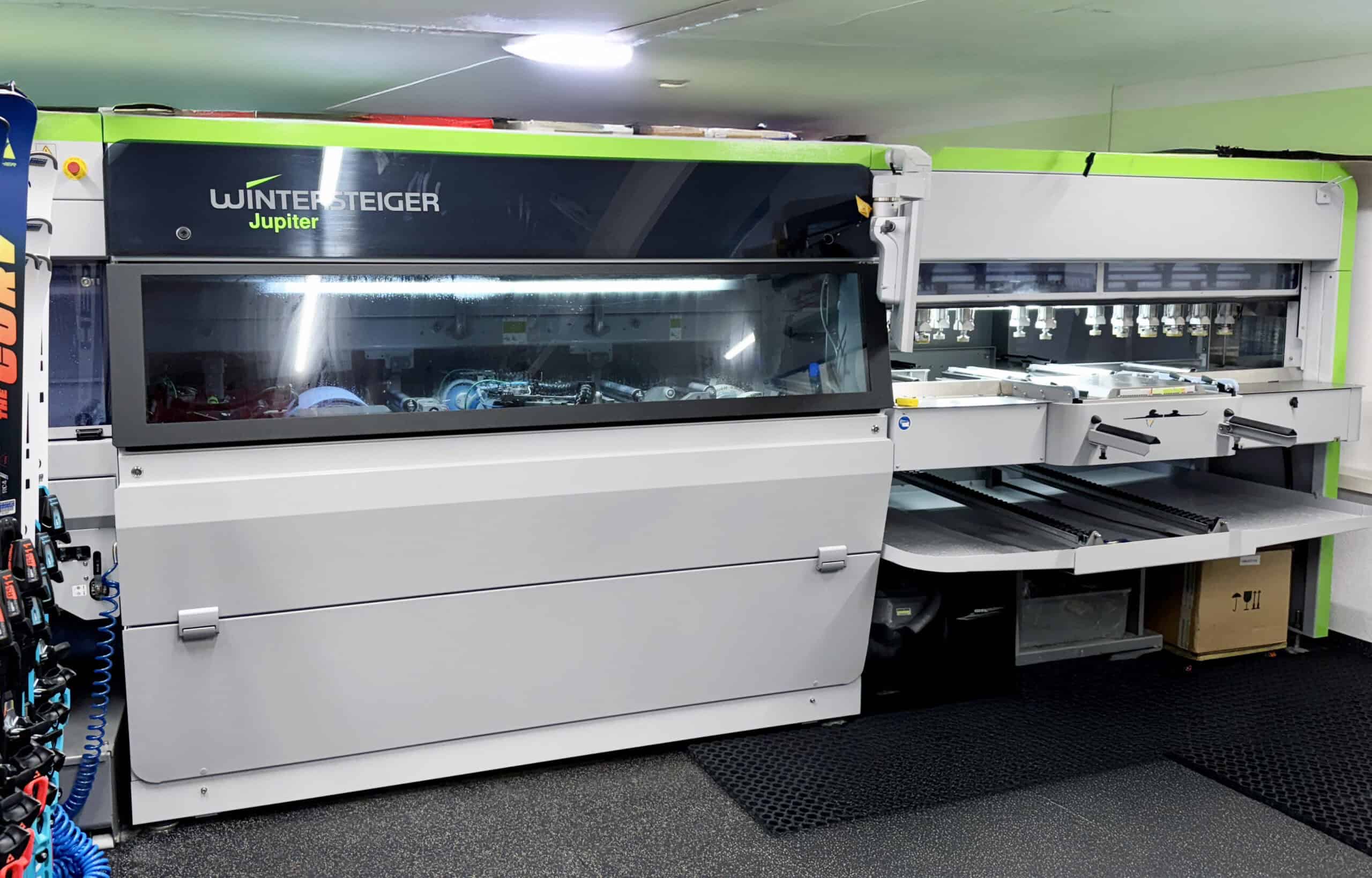 Robot per la preparazione degli sci a regola d'arte, in dotazione ai migliori noleggi.