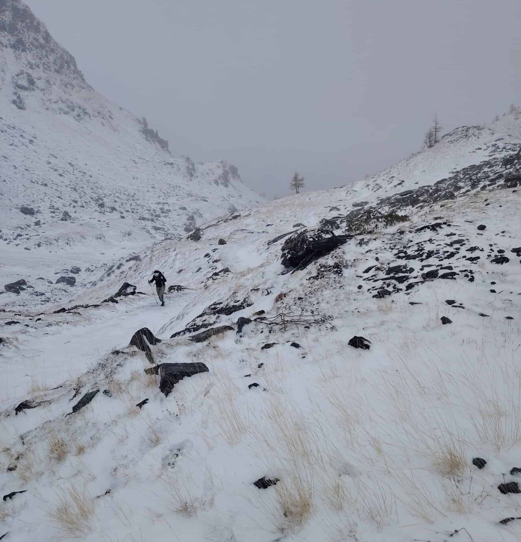 Escursionista in condizioni di tormenta