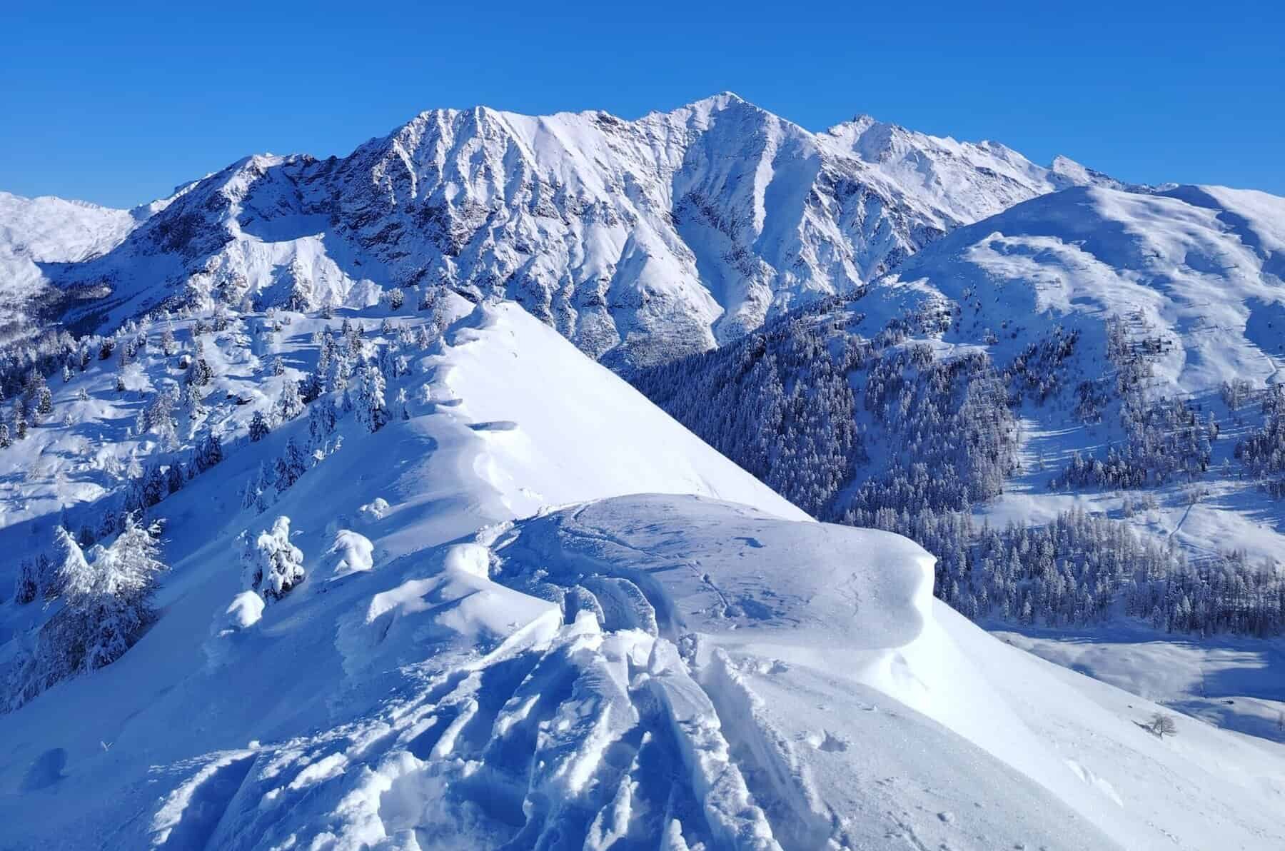 versanti opposti con condizioni manto nevoso diverse