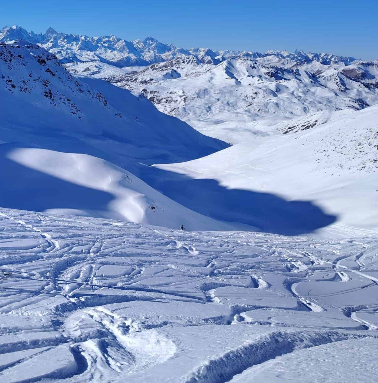 Tracce scialpinisti in discesa