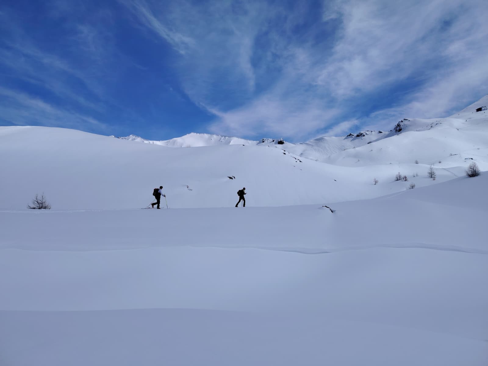 Pendio innevato con scialpinisti