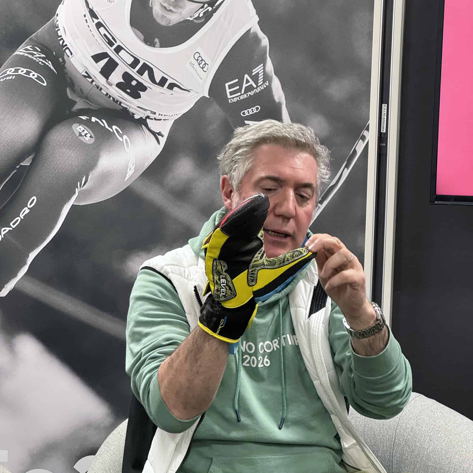 Mauro Compagnoni illustra la protezione del pollice ideata per il guanto racing da sci alpino.