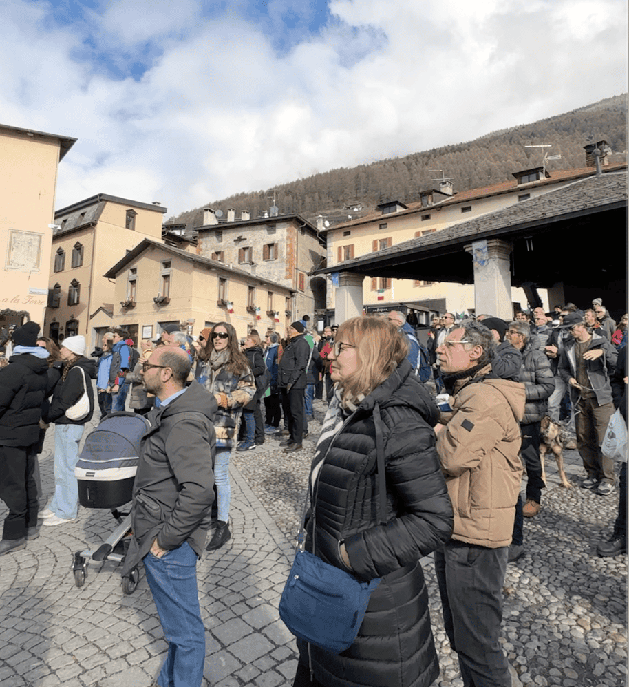 Pubblico in piazza del Kuerc: partecipazione tiepida.